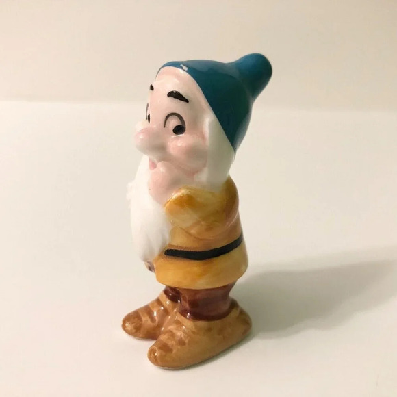 Vintage Bashful Figurine Snow White Dwarfs Disney  Japan 2.5 Inch Tall Figure - Picture 15 of 15